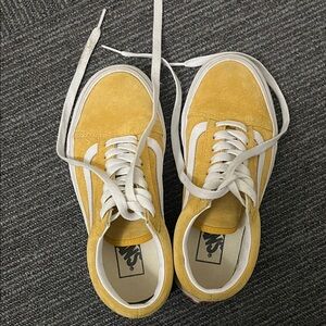 Van old skool in Yellow Suede